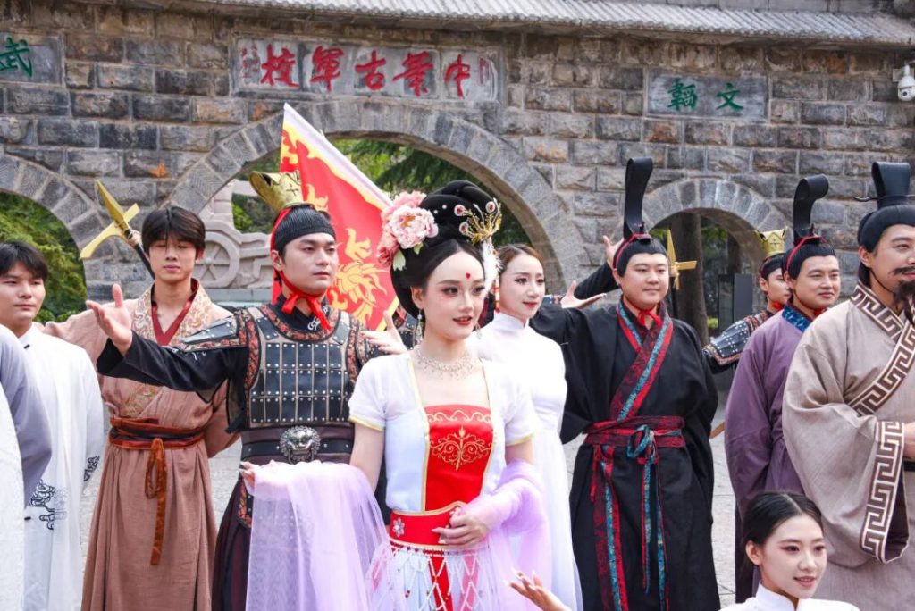 Mountains and History Draw Holiday Tourists to Henan's Qi County