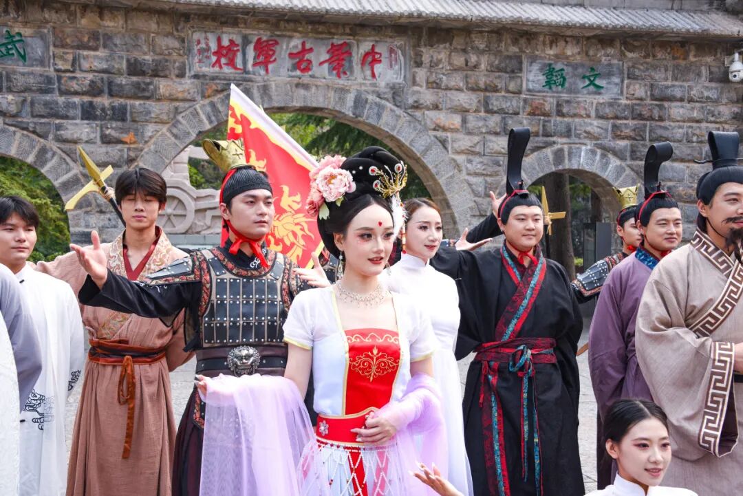 Mountains and History Draw Holiday Tourists to Henan's Qi County